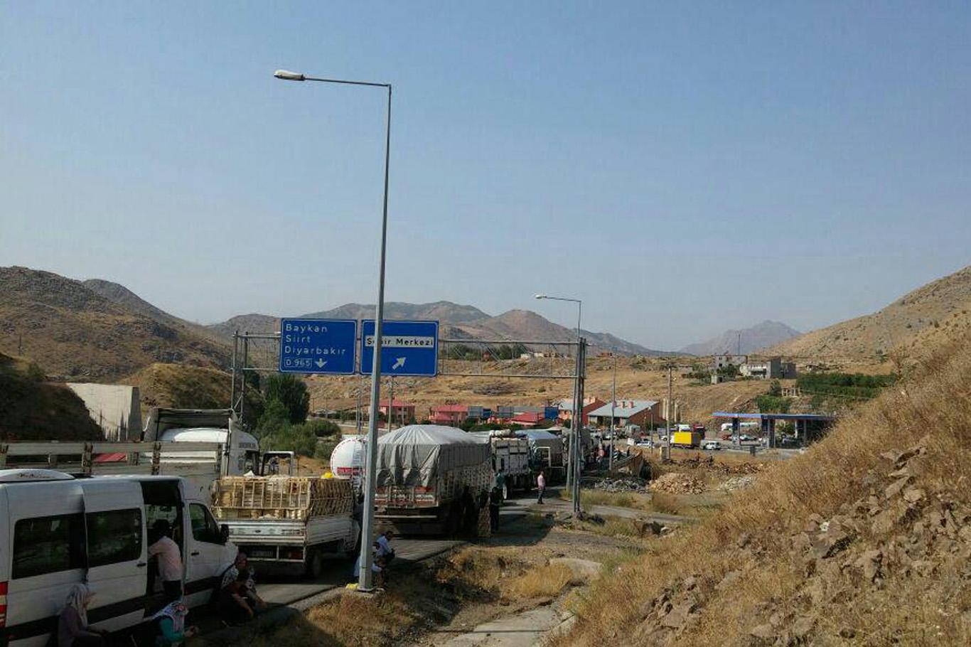 PKK yol kesip yüzlerce kişiyi rehin aldı